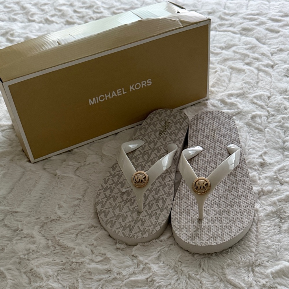 Michael Kors Vanilla Logo Sandals - Picture 3 of 11